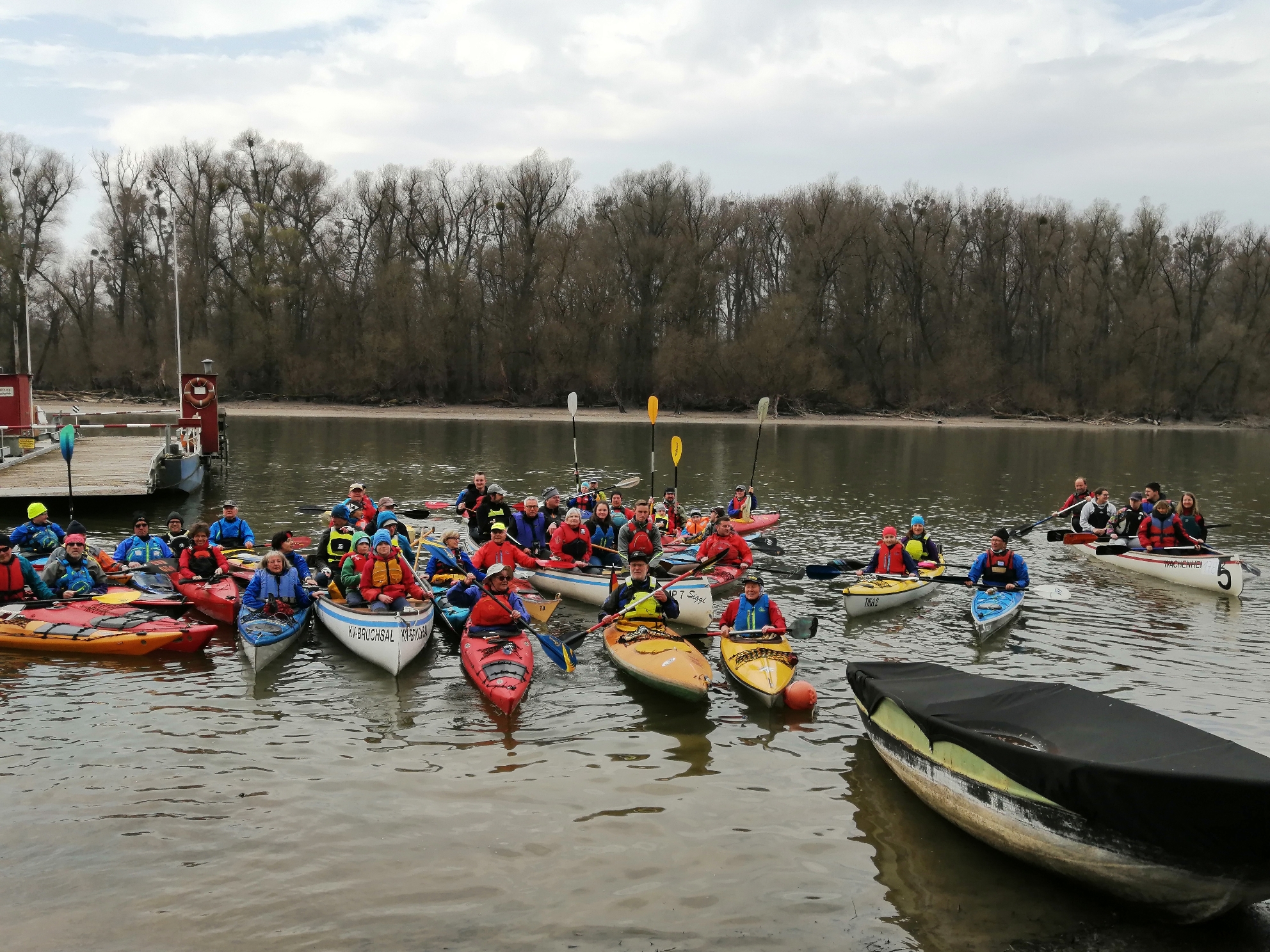 Aufstellung zum Paddlergruß vor der Abfahrt