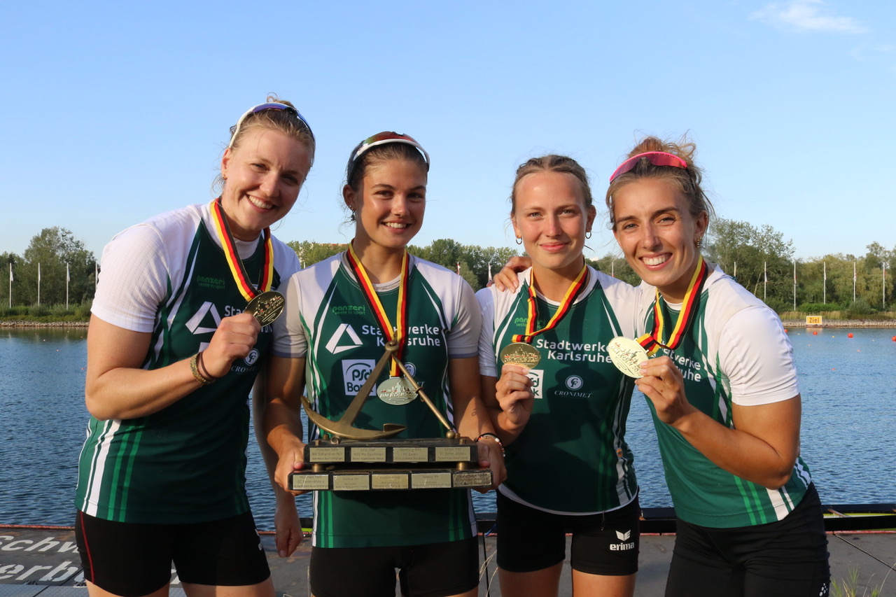 Sarah Brüßler (v.l.), Jette Brucker, Gesine Ragwitz und Katinka Hofmann holen den Wanderpokal im K4 500m zurück nach Karlsruhe